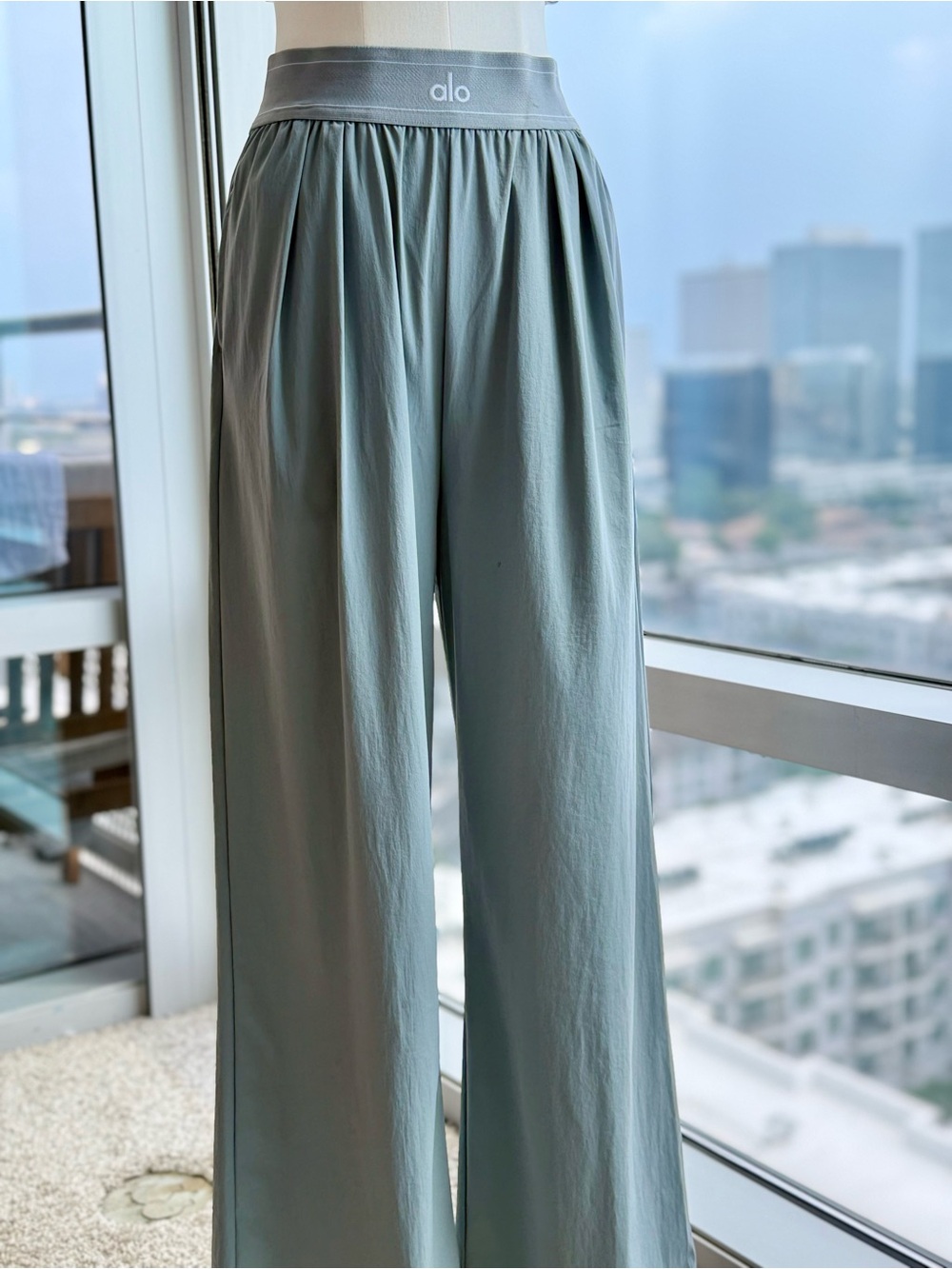 Alo Yoga High-Waist Free Time Straight Leg Trousers Sage Sz M